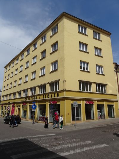 Kamienica przy ul. Grunwaldzkiej 6 wsp&oacute;łcześnie. Widoczny szyld domu handlowego  "I. Schaitter i Sp&oacute;łka" odtworzony jedynie od ul. Grunwaldzkiej. Fot. Ludmiła Łapka Biuro Architekta Miasta